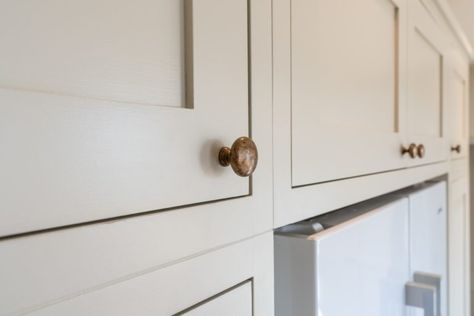 Modern Shaker Kitchen - Bishop's Stortford - Nicholas Bridger Blackened Farrow And Ball, Shadow White Farrow And Ball, Farrow And Ball Kitchen, Modern Shaker Kitchen, Neutral Colour Scheme, Kitchen 2022, Cupboard Paint, Kitchen Cupboards Paint, Skimming Stone