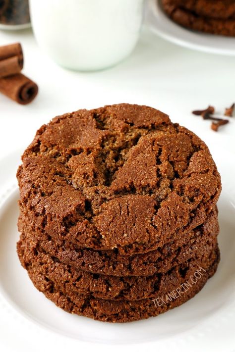 Paleo Gingerbread Cookies (vegan) - Texanerin Baking Baking Gingerbread Cookies, Paleo Gingerbread Cookies, Paleo Gingerbread, Gingerbread Cookies Recipe, Cookies Aesthetic, Paleo Cookies, Ginger Bread Cookies Recipe, Paleo Baking, Cookies Vegan