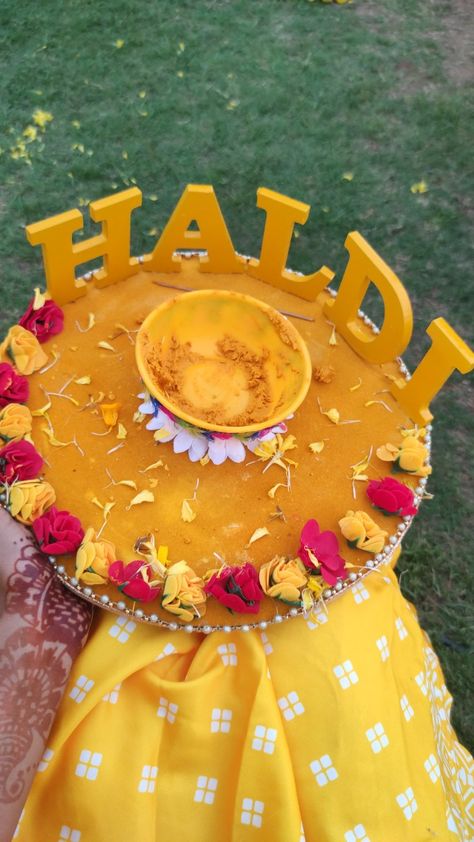 Haldi Dish Decoration Ideas, Haldi Platter Decoration, Haldi Plate Decoration Ideas, Haldi Plate, Mehndi Platter, Matki Decoration, Dish Decoration, Haldi Ceremony Decorations, Indian Wedding Pictures