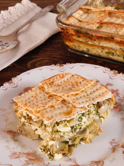 32 Actually Tasty Passover Recipes That Are Anything But Boring Feta Artichoke, Mediterranean Diet Recipes Dinners, Homemade Tahini, Matzo Meal, Mediterranean Spices, Easy Mediterranean Diet Recipes, Spinach Feta, Passover Seder, Passover Recipes