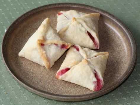 Helena Wiebe's Tjoasche Perieschkje (Cherry Perishky) – ObaYo.ca Butter Buns, Best Baking Recipes, Mennonite Recipes, Homemade Mustard, Sour Cherries, Fruit Pies, Best Baking, Baking Buns, Double Buns