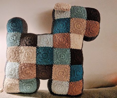 Crochet dog pillow. Free pattern: Patchwork Dog Pillow by Casey Downing Crochet Dog Pillow, Crochet Pattern Pillow Cover, Crochet Throw Pillow Cover, Crochet Paw Print, Pillow Case Crochet, Sunflower Granny Square Pattern, Cushion Cover Crochet, Crochet Throw Pillow, Paw Print Pillow