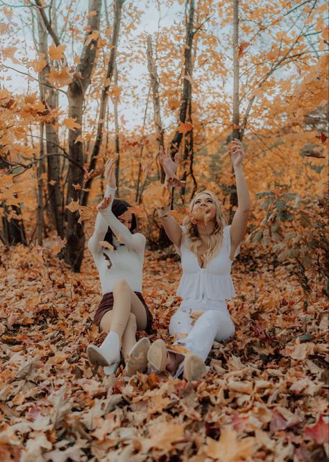 Fall Picture Ideas For Best Friends, Halloween Photoshoot Outfits, Friends Fall Photoshoot Ideas, Cousin Fall Picture Ideas, Fall Best Friend Photoshoot Funny, Photoshoot For Two Friends, Fall Pictures Sisters, Fall Pictures To Recreate With Friends, Fall Photoshoot Outfits Friends