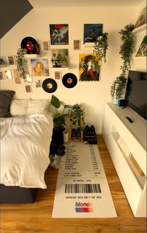 Room Decor Frank Ocean, Poster For Room Ideas, College Bedroom Apartment Ideas, Poster In Room Ideas, Room Poster Wall Ideas, Frank Ocean Aesthetic Room, Cute Bedroom Inspo Aesthetic, Aesthetic Room With Posters, Island Room Aesthetic