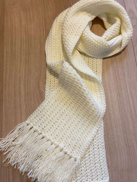 Crochet White Scarf, Crocheting A Scarf, Winter Crochet Scarf, Cute Scarf Crochet, Crochet Projects Scarf, Crochet Scarf Cute, White Yarn Crochet Ideas, Crochet White Yarn, Things To Crochet For Fall