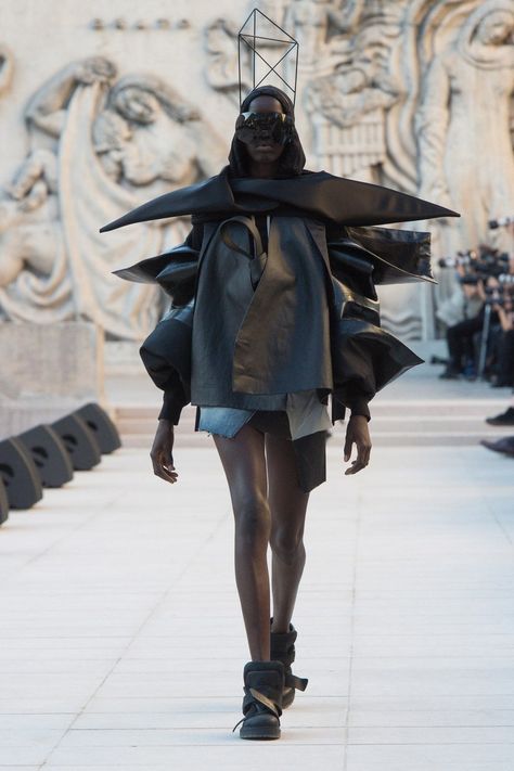 Rick Owens Rick Owens Outfit, Rick Owens Fashion, Designer Website, Tokyo Fashion Week, Fashion Week Trends, Sci Fi Fashion, Anti Fashion, Conceptual Fashion, Tokyo Fashion