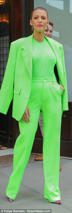 Summer chic: The Gossip girl star accessorized with several pieces of blue jewelry... Neon Green Suit, Cooler Style, Verde Neon, Neon Fashion, Green Suit, Jessica Biel, Green Pants, Suit Pants, Blake Lively