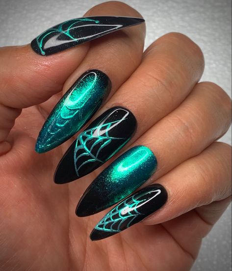 Halloween nails with chrome web design using #everythingmagpie Cat Eye Nails Design Halloween, Cats Eye Halloween Nails, Blue And Green Nail Art, Blue Halloween Nails, Nails Art Halloween, Spooky Nails Halloween, Magical Nails, Nail Magic, Black Halloween Nails