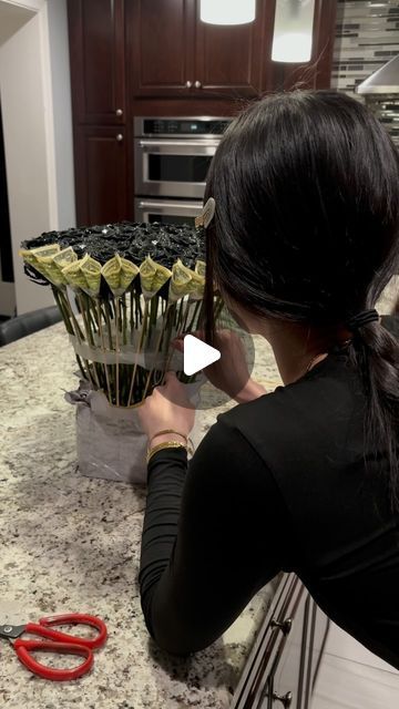 302 FLOWERS 🌹 on Instagram: "The process of arranging a money rose bouquet 🖤💵 (50 black glitter roses + $50 in 1s) - - - Materials needed: • Wet foam • Clear wrap • Floral wrap • Tape • Bamboo skewers  • 1.5in Ribbon ANY QUESTIONS COMMENT DOWN BELOW 👇🏼 ✨ - - - #explore #fyp #explorepage #flowers #red #roses #rosebouquet #bouquet #romance #smallbusiness #lovethis #selflove #love #flowerarrangement #flowerarrangements #roselover #flowerlovers #romantic #bigbouquet #bigrosebouquet #glitter #softgirl #repost #share #follow #showlove #igreels #reelsinstagram #reels #blowthisup" Roses And Money Bouquet, Money Bouquet With Roses, Black Glitter Roses, Black Flowers Bouquet, Money Rose Bouquet, Diy Rose Bouquet, Wrapping Money, Wet Foam, Black Bouquet