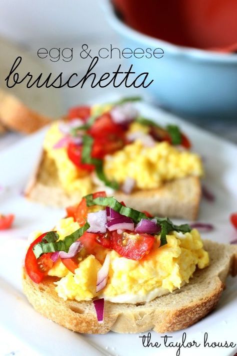 Breakfast Bruschetta, Scrambled Egg Bruschetta, Easy Breakfast Recipes Bruschetta Easy, Breakfast Bruschetta, Bruschetta Bar, Scrambled Egg, Italian Appetizers, Strawberry Salad, Appetizer Bites, Dinner Appetizers, Scrambled Eggs