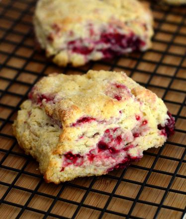 Fresh Raspberry Scones - Baking Bites Raspberry Scones, Cranberry Scones, Scones Recipe Easy, Raspberry Recipes, Breakfast Sweets, Scone Recipe, Coffee Cake, No Bake Desserts, Scones