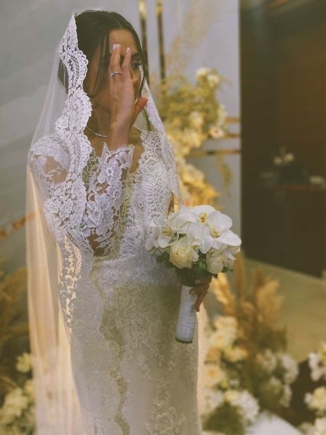 Wedding Dress Italian Vintage, Spanish Style Veil, Catholic Veil Wedding, Mantilla Veil Wedding Spanish Style, Catholic Wedding Veil, Ivory Vs White, Latin Wedding Dress, Catholic Wedding Dresses, Spanish Veil