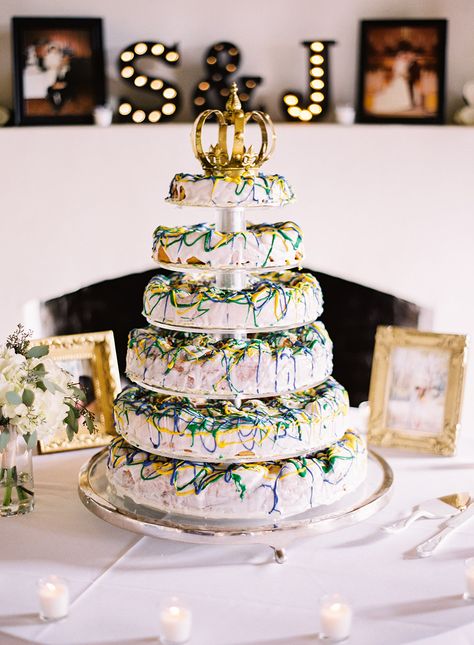 Mardi Gras Wedding Cake, Mardi Gras Wedding Theme, Bayou Wedding, New Orleans King Cake, Wedding Cake Setting, Mardi Gras Wedding, Mardi Gras King Cake, Nola Wedding, Wedding Cake Alternatives