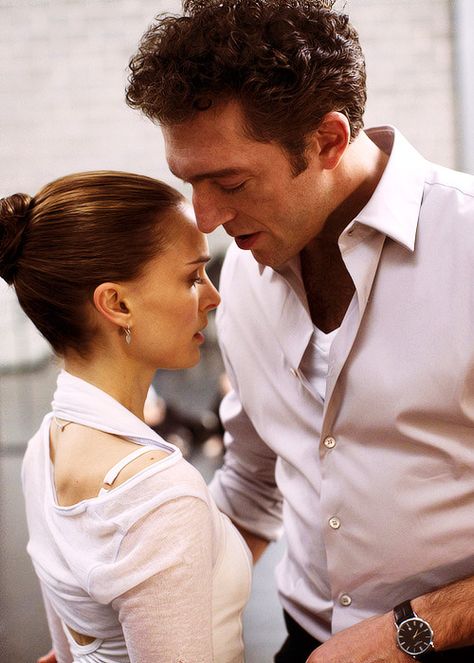 Natalie Portman and Vincent Cassel in Black Swan (2010) Natalie Portman Black Swan, Black Swan Movie, Black Swan 2010, Darren Aronofsky, Vincent Cassel, Swan Queen, Thriller Movies, Film Inspiration, The Best Films