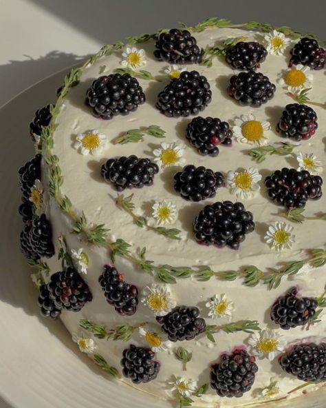 Gourmet Cake Ideas, Garden Party Desserts, Fest Mad, Pastel Cupcakes, Idee Pasto, Pretty Dessert, Summer Cakes, Cute Baking, Läcker Mat