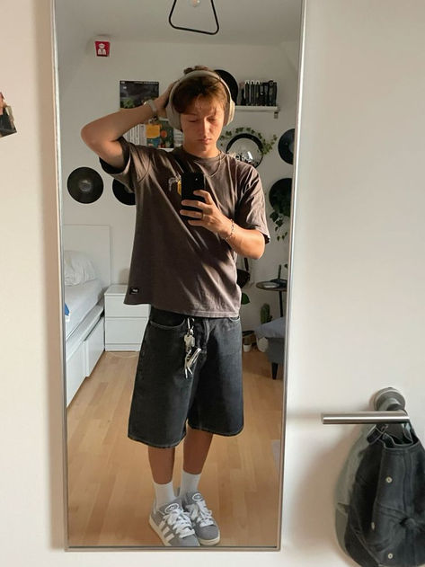 Ahs Men Style, Ahs Style Men, Baggy Street Style Men, Y2k Outfits Men 2000s Streetwear, Shorts Mirror Selfie, Sneakers 2000s, 2000s Sneakers, Adidas Campus Outfit, Baggy Street Style