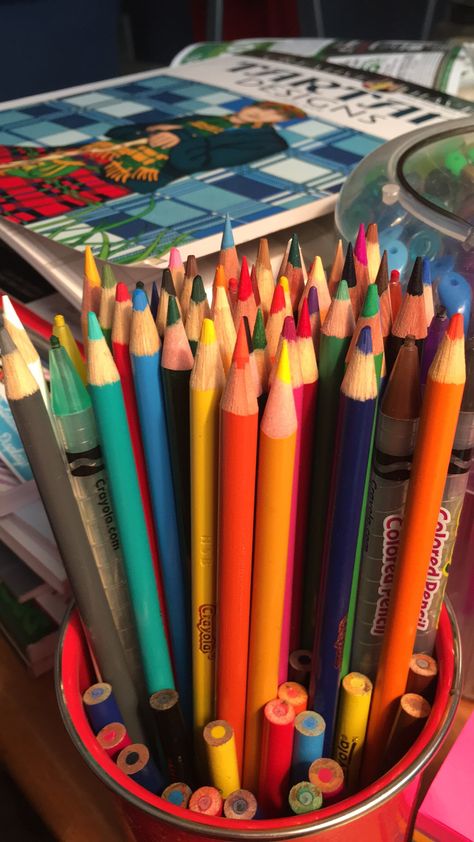 Color Pencil Aesthetic, Color Pencils Aesthetic, Coloring Astethic, Colored Pencil Aesthetic, Colored Pencils Aesthetic, Art Studio Room, Artsy Aesthetic, Pencil Crayon, Artist Aesthetic