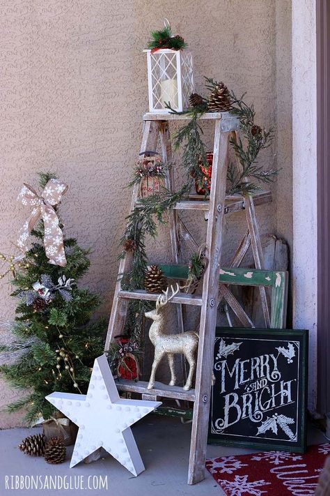 40+ Fabulous Rustic-Country Christmas Decorating Ideas Rustic Glam Christmas, Vintage Jul, Old Ladder, Diy Jul, Glam Christmas, Christmas Porch Decor, Front Porch Christmas Decor, A Ladder, Front Porches