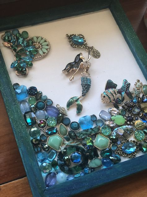 Upcycling Old Jewelry, Mermaid Shadow Box Ideas, Old Jewelry Art Ideas, Jewelry Picture Frame, Jewelry Collage Art, Pictures Made From Old Jewelry, Old Jewelry Repurposed, Jewelry Art Ideas, Brooch Frame