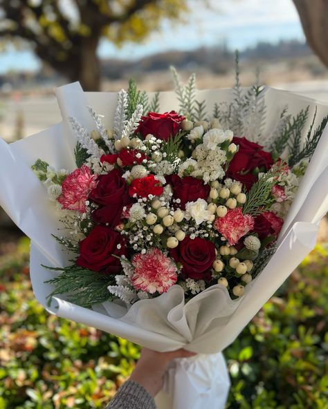 Holiday Mix 🌹🤍 Dm to place your orders 🌺 #floraldesign #prettybouquets #rosebouquet #floristofinstagram #559bouquets #flowerbouquet #explorepage #explore #supportlocal #fresnoflowers #fresnoflorist #ramobuchón #fresnocalifornia #christmasbouquet #christmasdecor #flowersofinstagram New Years Bouquet, Christmas Flower Bouquet Gift, Christmas Flower Aesthetic, Christmas Flowers Aesthetic, Flower Bouquet Christmas, Christmas Flowers Bouquet, Christmas Bouquet Ideas, December Bouquet, Winter Flower Bouquet