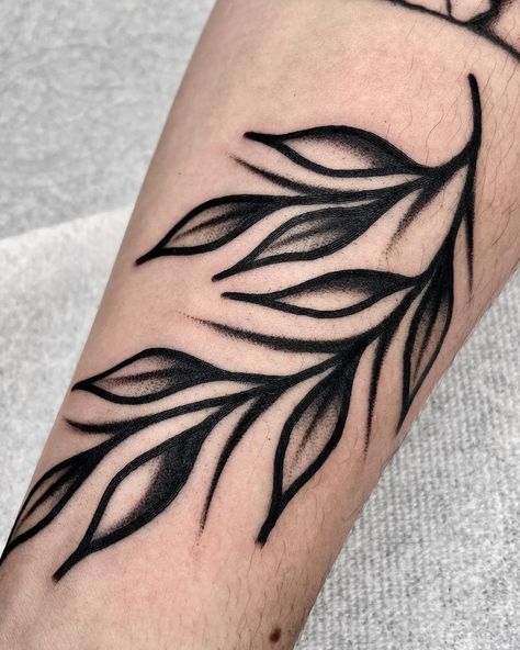 30+ Leaf Tattoos That Look Great on Any Piece of Skin - 100 Tattoos Traditional Tattoo Leaves, Arm Tattoo Leaves, Filler Tattoo Designs, Rabe Tattoo, Tato Tradisional, Traditional Black Tattoo, Boys With Tattoos, Tattoo 2024, Traditional Tattoo Flowers