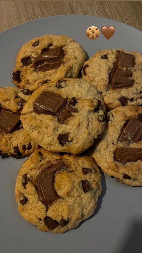 Aesthetic Cookie Pictures, Cookie Baking Aesthetic, Baking Asethic, Autumn Baking Aesthetic, Chocolate Chip Cookies Aesthetic, Cookies Snap, Cookies Baking Aesthetic, Aesthetic Baked Goods, Food Pics Aesthetic