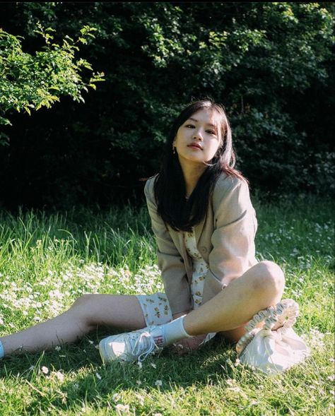 Senior Photoshoot Poses, Indie Photography, Grad Photoshoot, 사진 촬영 포즈, Female Pose Reference, Summer Photoshoot, Stylish Photo Pose, Outdoor Photoshoot, Foto Casual