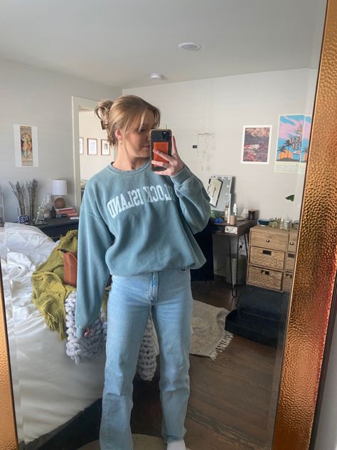 Mom Jeans And Crew Neck Outfit, Cropped Sweatshirt Outfit Jeans, Crew Neck And Jeans Outfit, Mom Jeans And Hoodie Outfit, Graphic Crewneck Outfit, Crew Neck Sweatshirt Outfit Winter, Jeans Sweatshirt Outfit, Crewneck Outfit Winter, Jeans And Crewneck Outfit