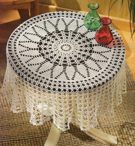 patrones de carpeta circular ganchillo Mantel Redondo A Crochet, Crochet Tablecloth Pattern, Handmade Tablecloth, Crochet Dollies, Crochet Bedspread, Mantel Redondo, Crochet Table Runner, Crochet Home Decor, Crochet Doily Patterns