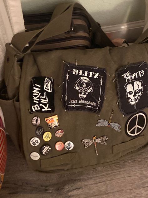 Bag With Pins And Patches, Messenger Bag Decoration, Backpack Pins And Patches, Messenger Bag With Pins, Bag With Pins Aesthetic, Alt Diy, Punk Bag, Patch Bag, Band Patches