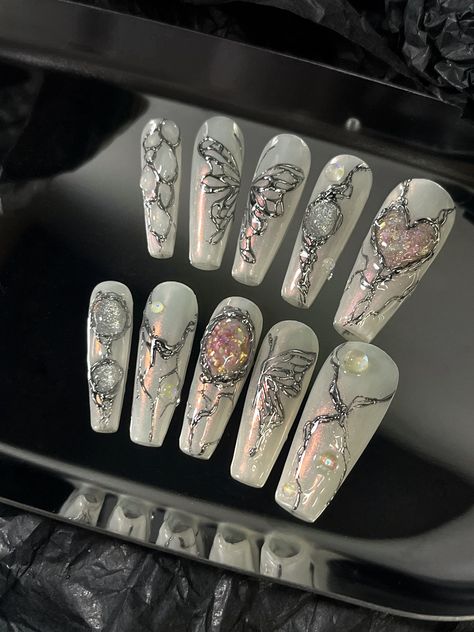 -All sets are made with GEL nail polish. You can reuse all of the nails multiple times if you take care of them.  -I only work with high-quality luxury press on nails -Every nail in my shop is handmade, hand painted with love & care. 💞 🌵𝐒𝐢𝐳𝐞🌵 -My nail shop has different measurement methods.  *Will not measure according to the curvature of the nail. -Please follow the instruction photo for size measurement. 🌵𝐄𝐚𝐜𝐡 𝐍𝐚𝐢𝐥 𝐬𝐞𝐭 𝐢𝐧𝐜𝐥𝐮𝐝𝐞𝐬🌵 -10 nails of your size -24 adhesive s Free Style Nails, Nails Metallic Chrome, Chrome Nail Designs, Nails Metallic, Chrome Nails Designs, Custom Press On Nails, Style Nails, Stylish Nails Designs, Chrome Nail