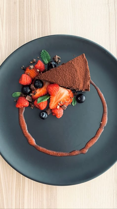 Chocolate Cheesecake plating ideas #dessert #cheesecake #plating #recipe Cake Plating Ideas, Cheesecake Plating, Cake Plating, Food Plating Design, Fancy Food Presentation, Food Presentation Plates, Dessert Cheesecake, Gourmet Food Plating, Food Plating Techniques