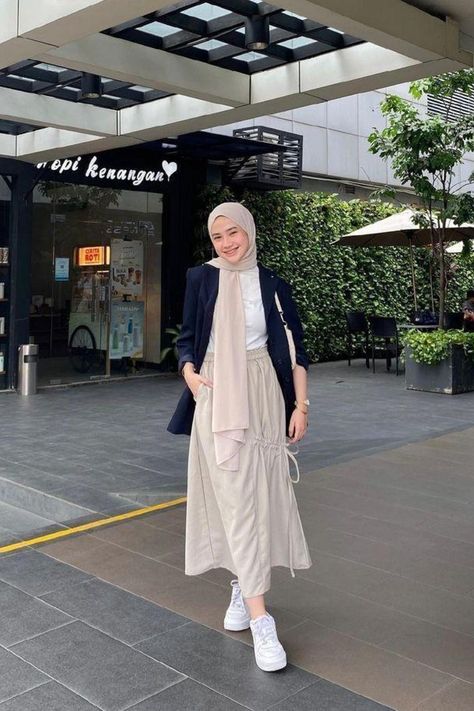 Follow Me ! Ide Gaya Hijab Remaja Casual  Jeans #ootd #hijab #remaja Outfit Ideas Hijab Simple, Travel Outfit Hijab, Ootd Hijab Skirt, Hijab Blogger, Outfit Hijab Casual Rok, Hangout Outfit, Outfit Ideas Hijab, Outfit Hijab Casual, Ootd Hijab Casual