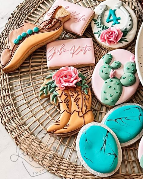 Western Birthday Cookies, Rodeo Cookies, Western Cookies, Cupcake House, Cow Birthday Cake, Cowgirl Cookies, Western Bridal Showers, Country Birthday Party, Country Birthday