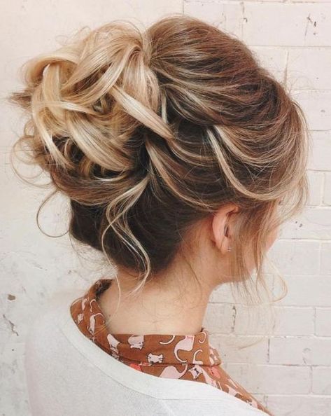 Curly Bun For Shorter Hair Simple Haircut, Easy Updo Hairstyles, Short Hair Bun, Peinados Recogidos, Haircut Styles, School Hairstyles, Updo Hairstyles, Penteado Cabelo Curto, Short Hair Updo