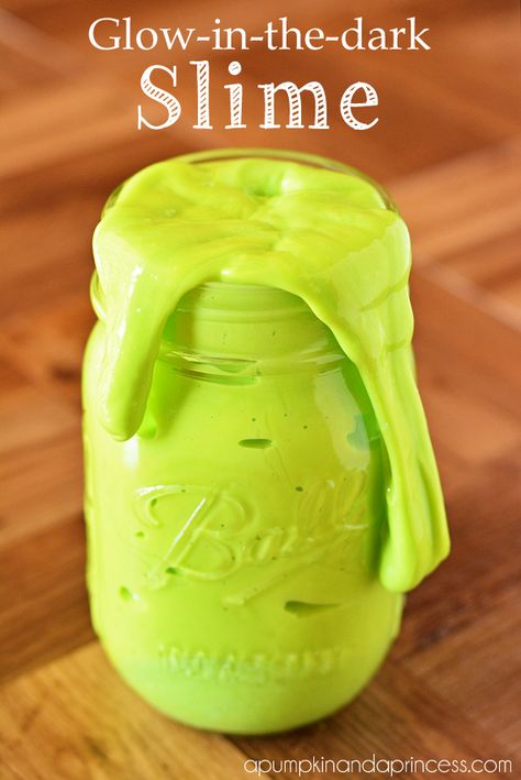 Homemade Glow in the dark Slime Recipe - A Pumpkin And A Princess Halloween Slime, Green Slime, Children Activities, Slime Recipe, Diy Slime, Theme Halloween, Jar Labels, Fun Activities For Kids, Fete Halloween