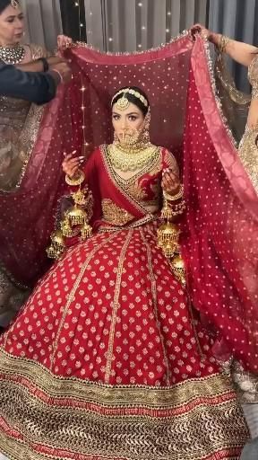 Bridel Lahenga Design, Bridel Lehngas Red, Red Lehanga Bride, Rust Color Lehenga, Anushka Sharma Wedding Lehenga, Sabyasachi Dupatta Drape, Wedding Duppata For Bride, Phere Outfit For Bride, Bridal Lengha Designs Latest 2024