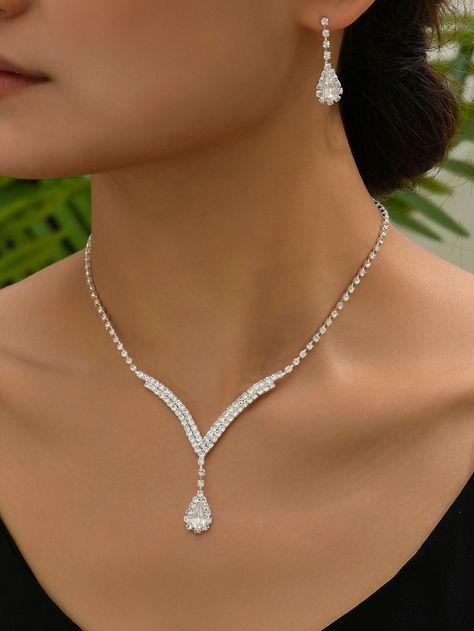 Bride Jewelry Set Simple, Necklace And Earring Sets, Couple Ring Design, Bride Jewelry Set, Teardrop Jewelry, Pretty Jewelry Necklaces, Luxury Necklace, Women's Jewelry Sets, Expensive Jewelry