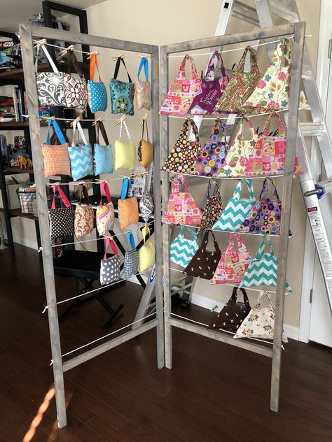 Booth Hanging Display, Bag Tree Display, Outdoor Market Stall Display Ideas, Canvas Bag Display Ideas, Craft Show Clothing Display, Diy Market Booth, Scarf Display Ideas Craft Booths, Diy Purse Display, Bag Display Ideas