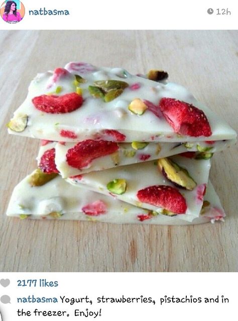 Yogurt plus your favorite dried fruit and nuts - place in the freezer for a quick healthy snack. Looks so good and so easy! Strawberry Pistachio, Frozen Yogurt Bar, Jul Mad, White Chocolate Bark, Chocolate Bark Recipe, Yogurt Bar, Quick Healthy Snacks, Frozen Snack, Bark Recipe