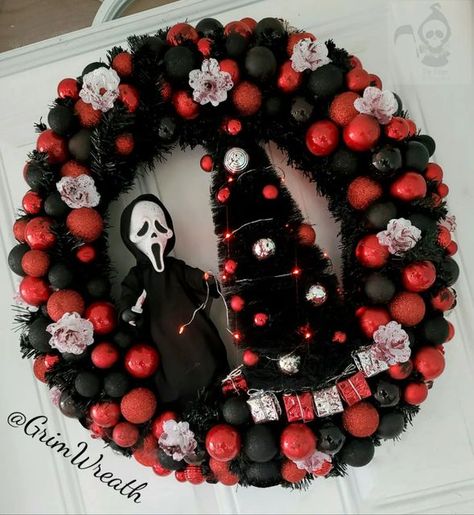 Horror Christmas, Black Christmas Decorations, Scary Christmas, Christmas Horror, Holiday Wreaths Diy, Creepy Christmas, Horror Decor, Christmas Tree Shop, Birth Of Jesus