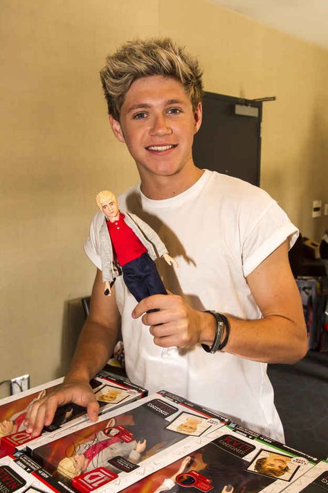 When he held up a doll version of himself and didn't look at all terrified about the fact that there is a doll version of himself. | 33 Times Niall Horan Was The Most Perfect Member Of One Direction Niall Horan Baby, One Direction Images, Irish Singers, Niall And Harry, One Direction Photos, Irish Princess, Irish Boys, One Direction Pictures, James Horan