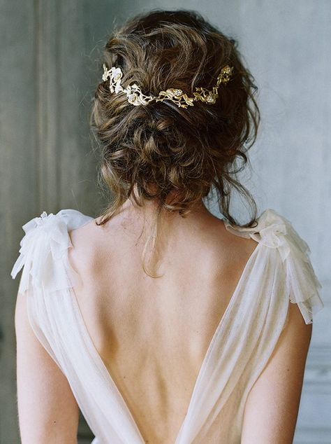 This Rose Garden Comb from Enchanted Atelier by Liv Hart could be yours if you enter now in Junebug Weddings x Liv Hart's bridal accessories giveaway! | Image by Laura Gordon  #bridalheadpiece #bridaljewelry #weddingjewelry #weddingaccessory #bridalaccessory #bridalaccessories #weddingaccessories #bridalfashion #bridalstyle #bridalinspiration #jewelry #giveaway #bride #wedding #bridalhairpin #bridalhair #bridalcomb #weddingcomb #haircomb Wedding Hairstyles And Makeup, Rustic Wedding Hairstyles, Bridal Musings, Bridal Updo, Wedding Hairstyles Updo, Wedding Updo, Head Piece, Autumn Wedding, Floral Headbands