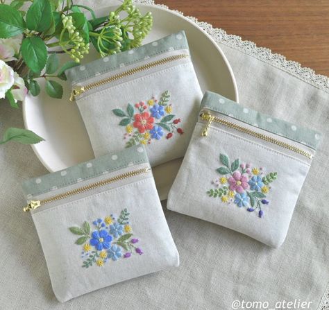 Wallets For Women Diy, Embroidery On Pouch, Embroidered Zipper Pouch, Pouch Embroidery, Embroidery Pouch, Desain Tote Bag, Handmade Fabric Bags, Simple Hand Embroidery Patterns, Sewing Easy Diy