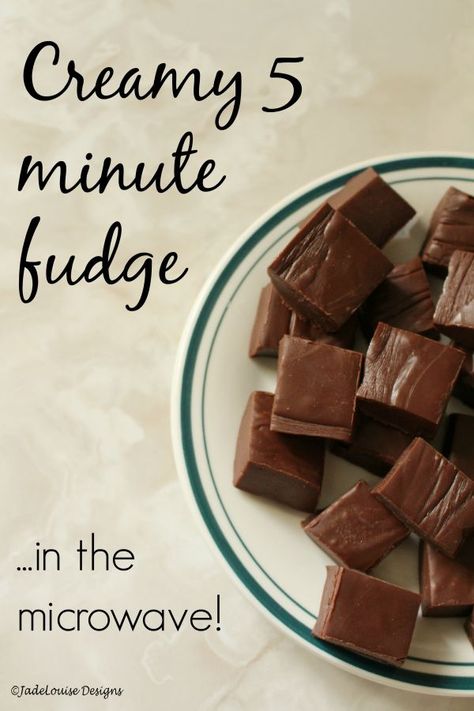 How to Make Fudge in the Microwave: I love fudge. Love, love, love it. But I never have very good luck making it. Until now. Here is the easiest, fastest, most fool-proof fudge you’ve ever had. It’s thick, creamy and rich. Make it to share, though. If you make this recipe just to make it, you’re going to be so mad at me when you end up eating the whole pan! And it’s made in the microwave! It takes less than five minutes to prep and can set in as little as two hours. No more standing over the ... Microwave Chocolate Fudge, Easy Microwave Fudge, Creamy Fudge, How To Make Fudge, Microwave Fudge, Fudge Recipes Easy, Dessert Simple, Homemade Fudge, Candy Recipes Homemade