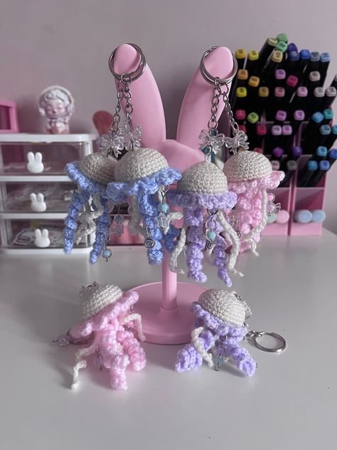 Each adorable jellyfish is meticulously crocheted with acrylic yarn, creating a delightful accessory that adds a touch of ocean-inspired magic to your keys or bag.  These charming keychains also make thoughtful gifts for friends and family who appreciate unique and playful accessories. Surprise your loved ones with a splash of handmade joy - Each keychain is handmade, so slight variations may occur Crochet A Jellyfish, Crochet Gift For Best Friend, Best Friend Crochet Ideas, Alt Keychain, Cute Crochet Charms, Crochet Bag Keychain, Crotchet Keychains, Crochet Acrylic Yarn Projects, Crochet For Friends