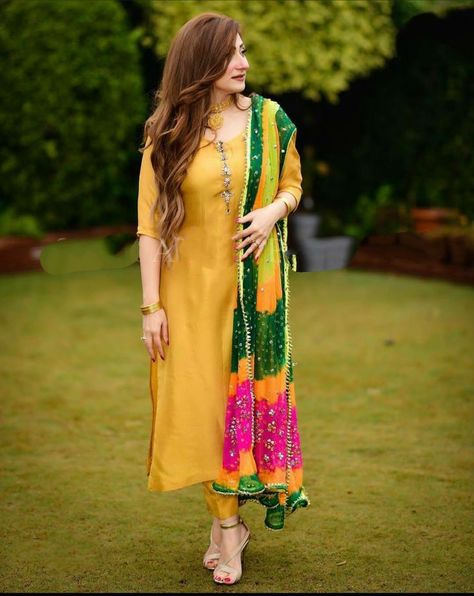 Pakistani Mayun Dress, Pakistani Mayon Suit, Mayun Dresses Pakistani Simple, Mehndi Dress Designs Simple, Mayoon Dresses Pakistani Simple, Simple Haldi Dress Ideas, Mayun Dress, Dress Desgines, Mayoon Dresses