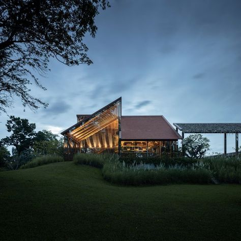 Cafe Exterior, Factory Architecture, Roof Architecture, Solar Panels For Home, Thatched Roof, Glass Facades, Luz Natural, Roof Design, Pitched Roof