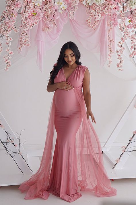 Maternity Occasion Wear, Pink Maternity Gown, Queen Throne, Vestidos Para Baby Shower, Baby Shower Gown, Pink Maternity Dress, Tulle Train, Rose Gown, Maternity Photography Poses Pregnancy Pics