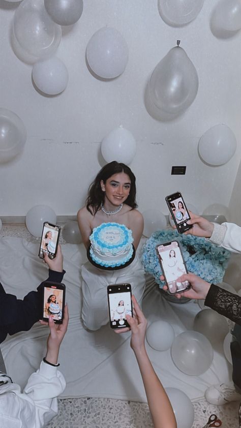 Birthday ideas Birthday Outfit Ideas For 18th, 21 Birthday Poses, Bday Selfie Ideas, Birthday Pose With Cake, Birthday Girl Posing Ideas, Birthday Poses For Instagram Outside, Birthday Photoshoot Ideas Balloons, Bday Pose Ideas, Aesthetic Birthday Shoot